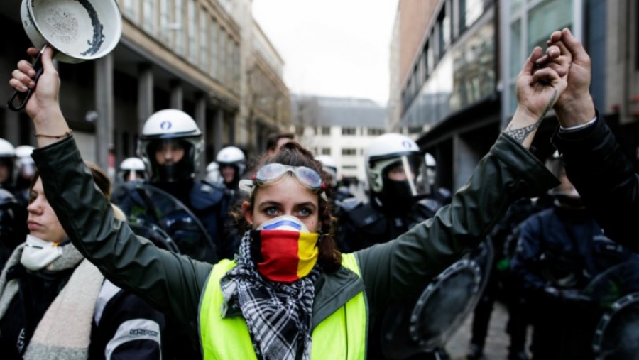 Γαλλία: Στους δρόμους και πάλι τα «κίτρινα γιλέκα» - Συγκρούσεις με την αστυνομία