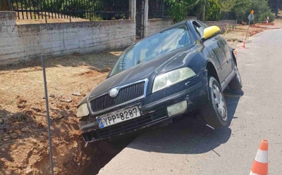 Αυτοκίνητο έπεσε σε χαντάκι στον δρόμο δρόμου Βιλίων - Ψάθας - «Παγίδες θανάτου τα έργα του ΔΕΔΔΗΕ»