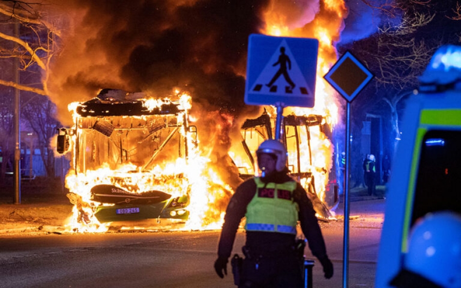 Σε πεδίο μάχης μετατράπηκε πόλη στη Σουηδία – Η αστυνομία άνοιξε πυρ κατά διαδηλωτών