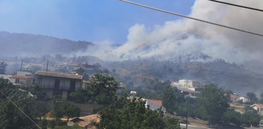 Κύπρος: Εξαπλώνεται ραγδαία η τεράστια φωτιά – Εκκενώνονται επτά χωριά, βοήθεια από την Ελλάδα