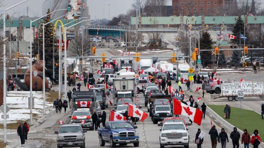 Καναδάς: Οι διαδηλωτές αψηφούν τη δικαστική εντολή και συνεχίζουν την κατάληψη της γέφυρας στα σύνορα με τις ΗΠΑ
