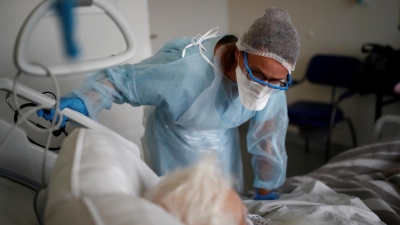 Γαλλία: Υπό ασφυκτική πίεση οι ΜΕΘ, στα πρόθυρα της «επιλογής ασθενών» για διασωλήνωση