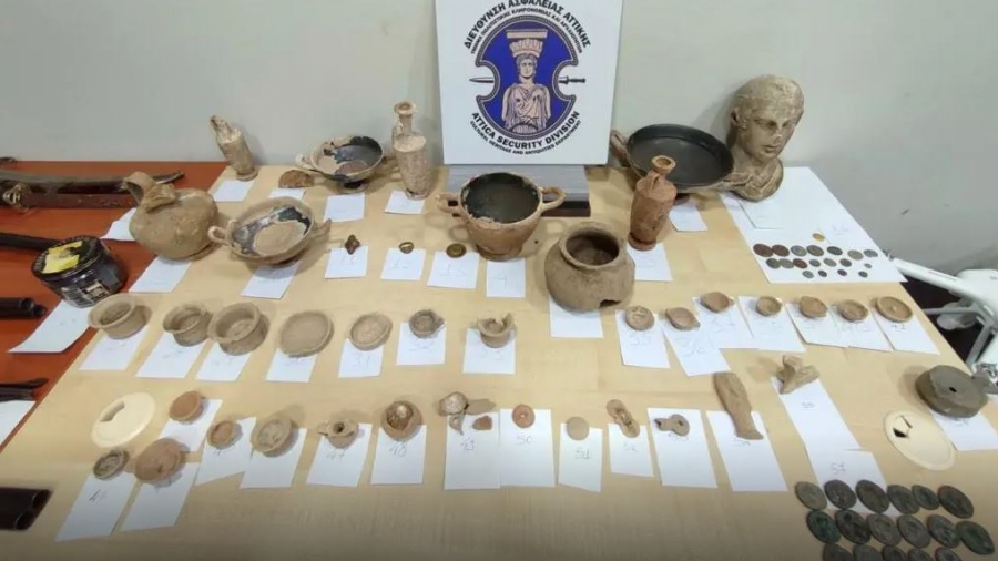 ΕΛ.ΑΣ: Τρεις συλλήψεις για αρχαιοκαπηλία - Κατασχέθηκαν πάνω από 40 αρχαία αντικείμενα και 30 αρχαία νομίσματα
