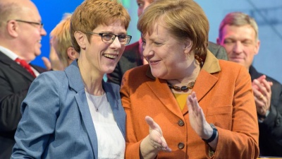 Δρομολογεί η Merkel τη διαδοχή της; - Yπέδειξε την Kramp-Karrenbauer ως νέα ΓΓ του CDU
