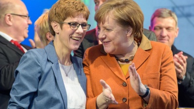 Δρομολογεί η Merkel τη διαδοχή της; - Yπέδειξε την Kramp-Karrenbauer ως νέα ΓΓ του CDU