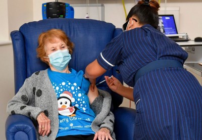 Βρετανία: Μία 90χρονη γιαγιά είναι ο πρώτος άνθρωπος στον κόσμο που έκανε το εμβόλιο της Pfizer