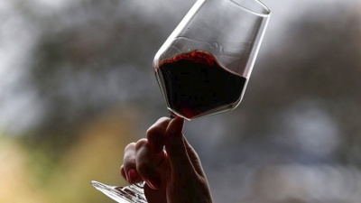 Αντίδραση μικρών οινοποιών Ελλάδος για τον ειδικό φόρο στο κρασί