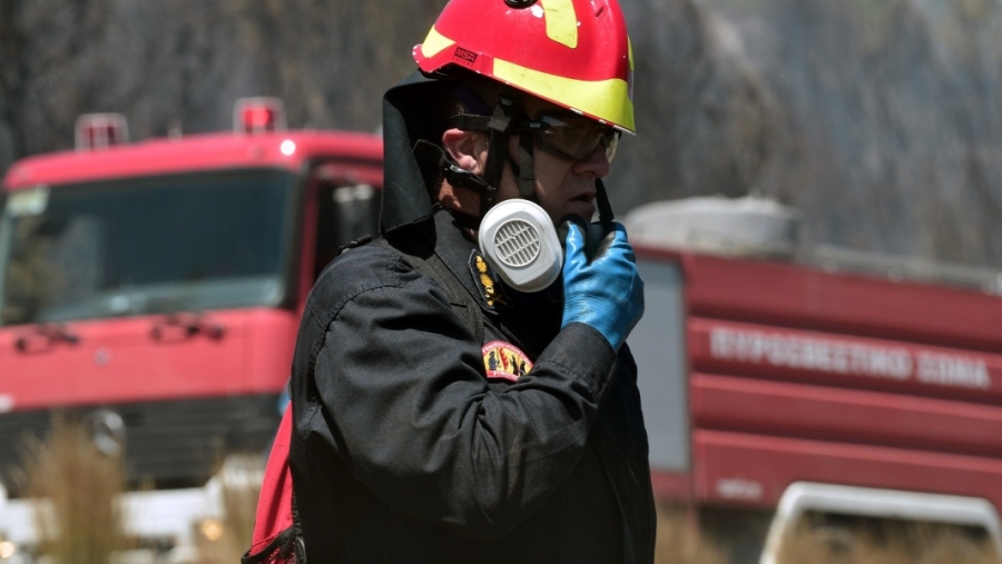 Φωτιά στη λεωφόρο Ηρακλείου, κοντά στο γήπεδο του Απόλλωνα