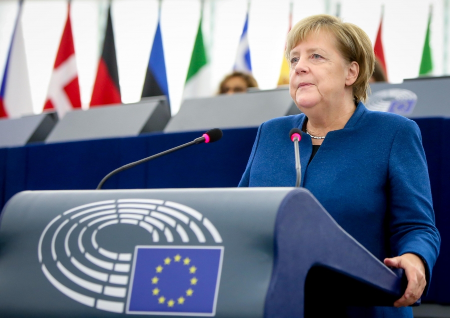 Merkel (Γερμανία): Κινδυνεύει το μέλλον της αυτοκινητοβιομηχανίας χωρίς παραγωγή ημιαγωγών στην ΕΕ