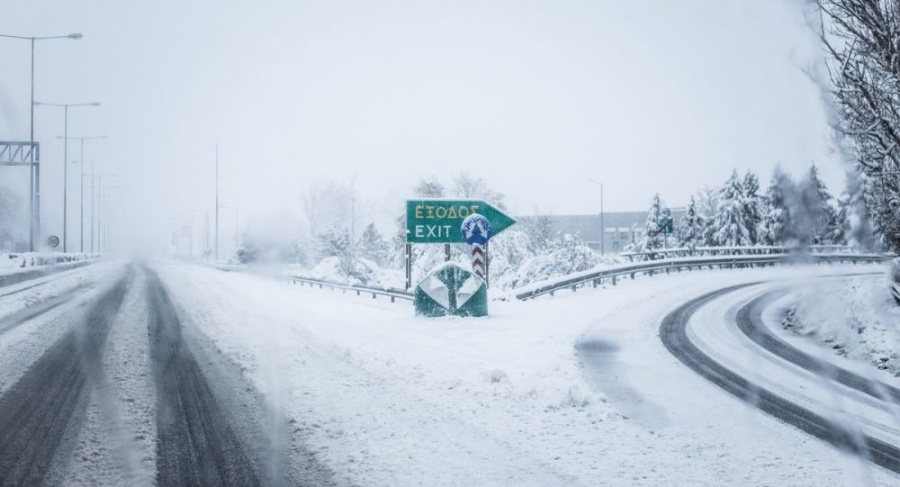 «Ζηνοβία»: Σε λευκό κλοιό όλη η χώρα - Αποκατάσταση της κυκλοφορίας στην Αθηνών - Λαμίας - Καραμανλής: Χωρίς διόδια η διέλευση των οδηγών