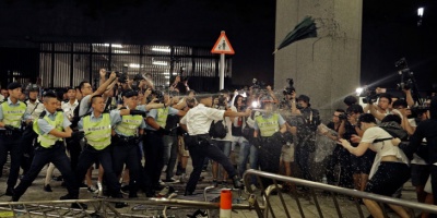 Χονγκ Κονγκ: Για πρώτη φορά οι αρχές απειλούν τους διαδηλωτές με τη χρήση πραγματικών πυρών