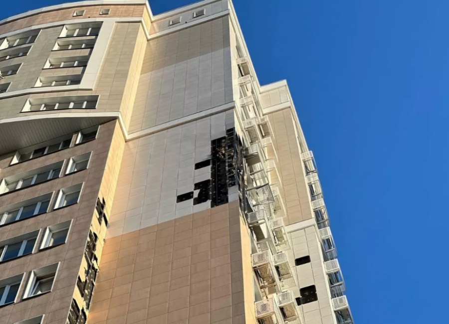 Ζημιές στην πρόσοψη κτιρίου στο Belgorod από ουκρανικό drone  μετά την αναχαίτιση 4 επιθέσεων