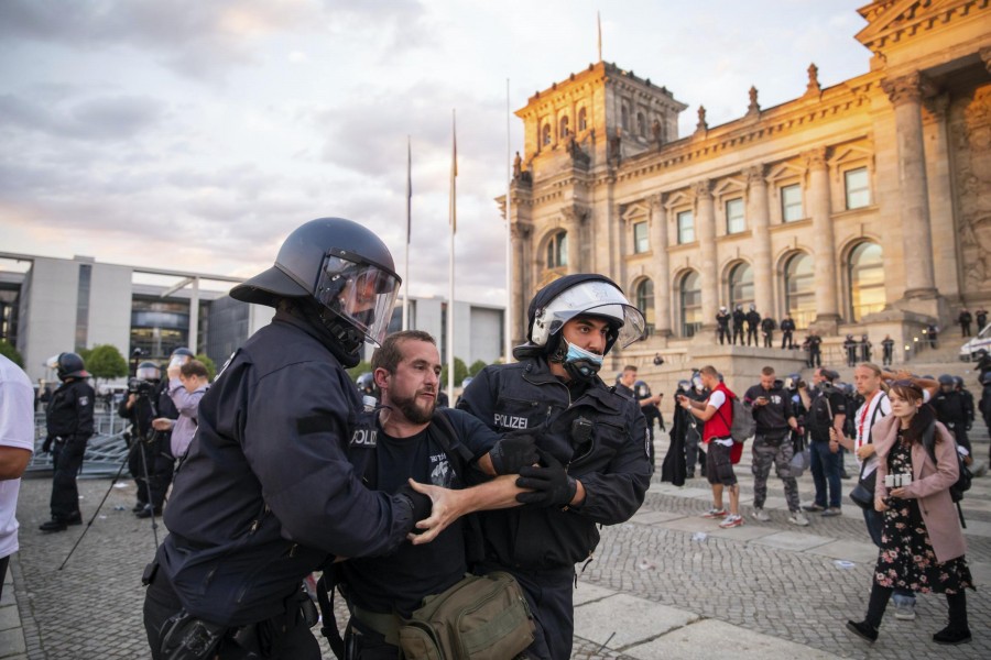 Γερμανία: Έξαλλη η Merkel για την απόπειρα διαδηλωτών να μπουν στο Κοινοβούλιο - «Εικόνες ντροπής»