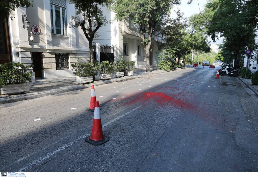 Επίθεση με μπογιές και τρικάκια από αγνώστους στην τουρκική πρεσβεία της Αθήνας