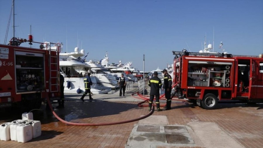 Πειραιάς: Έκρηξη σε σκάφος στη Μαρίνα Ζέας