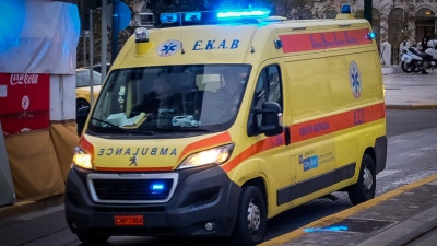 Σοβαρό τροχαίο στον Πειραιά - Φορτηγό παρέσυρε γυναίκα αστυνομικό