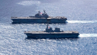 Η… αρμάδα του χάους - Το παροπλισμένο Ford «βυθίζεται» και το Πεντάγωνο σπρώχνει το USS Tripoli και 2.200 πεζοναύτες στην πυρά