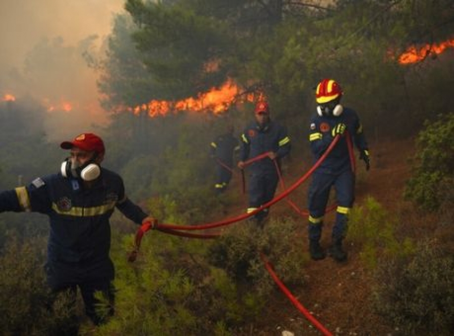 Ηλεία: Καλύτερη η εικόνα της πυρκαγιάς στη Σπιάντζα, συνεχίζεται η μάχη με τις φλόγες