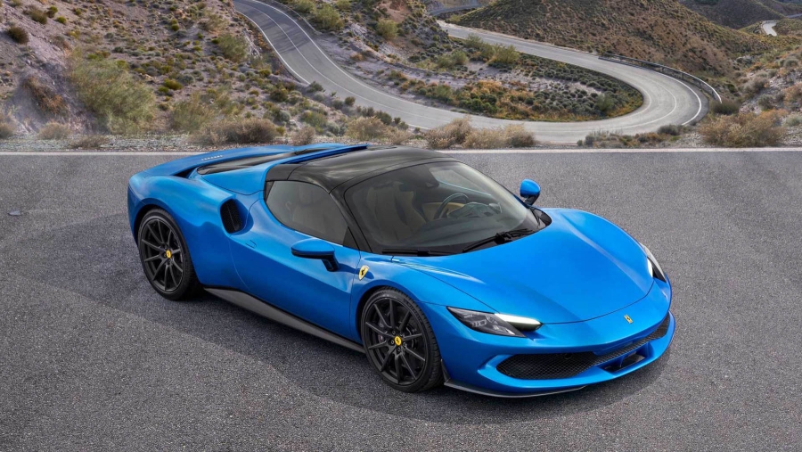 Η Ferrari 296 GTS είναι ανοιχτή και έχει 830 άλογα