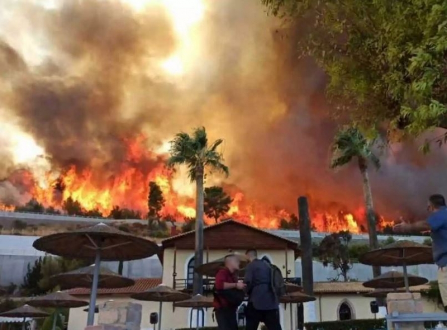 Πέντε τραυματίες από την πύρινη λαίλαπα στην Αχαΐα – Κάηκαν σπίτια, εκκενώθηκαν οικισμοί