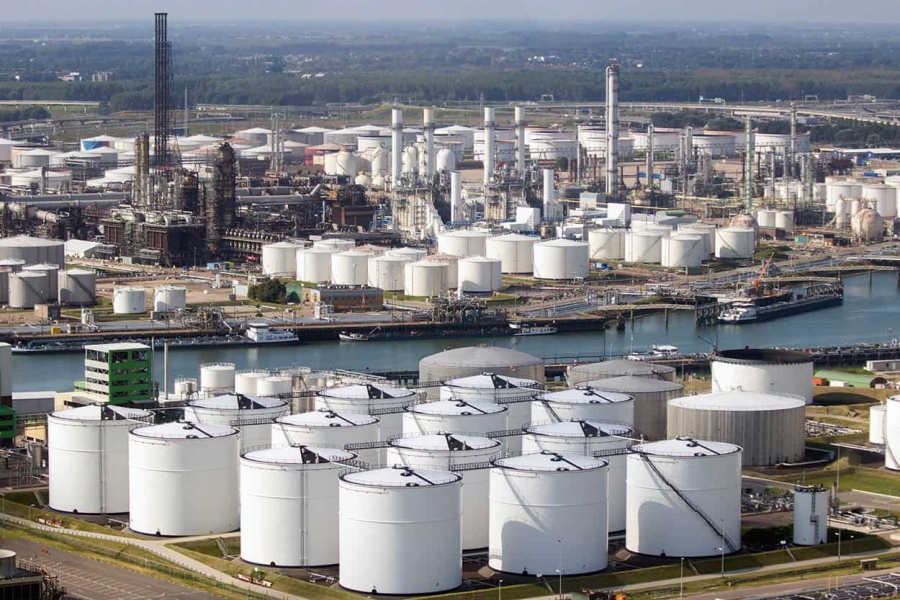 Απελευθέρωση στρατηγικών αποθεμάτων πετρελαίου εξετάζει η Ιαπωνία