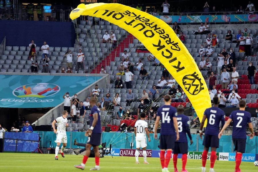 Euro 2020: Τραυματίστηκαν θεατές μετά από την προσγείωση αλεξιπτωτιστή στην «Allianz Arena» (video)