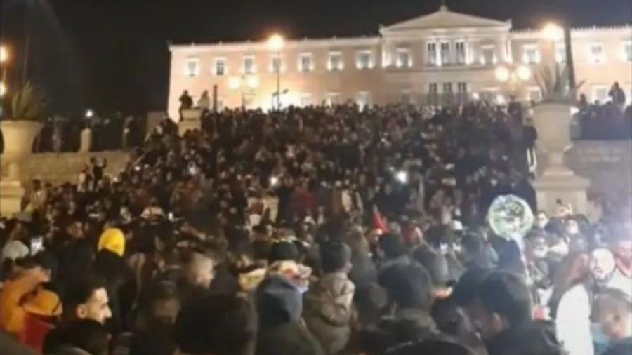 Σάλος από τις εικόνες στο Σύνταγμα - Οι Πακιστανοί ζήτησαν συγνώμη και… ακύρωση προστίμων - Θεοδωρικάκος: Οι νόμοι ισχύουν για όλους