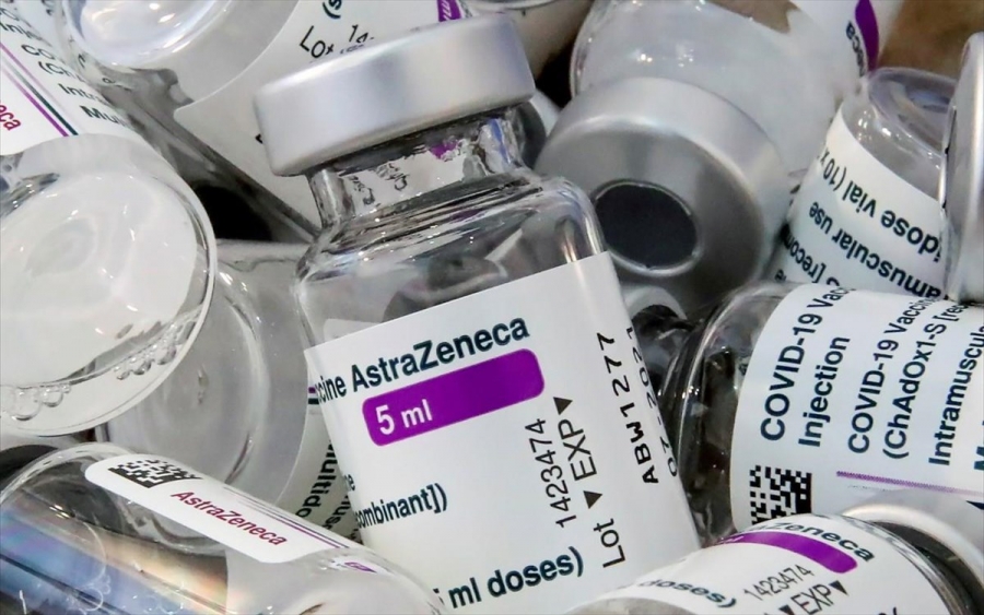 Αξιωματούχος EMA: Nα σταματήσει η χορήγηση του εμβολίου της AstraZeneca και στους άνω των 60 ετών