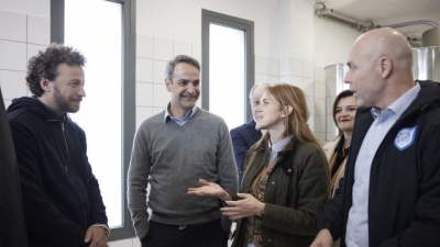 Ιωάννινα: Σε παραγωγικές και τεχνολογικές μονάδες ο Μητσοτάκης - Συνομίλησε με καταστηματάρχες και πολίτες στο κέντρο της πόλης