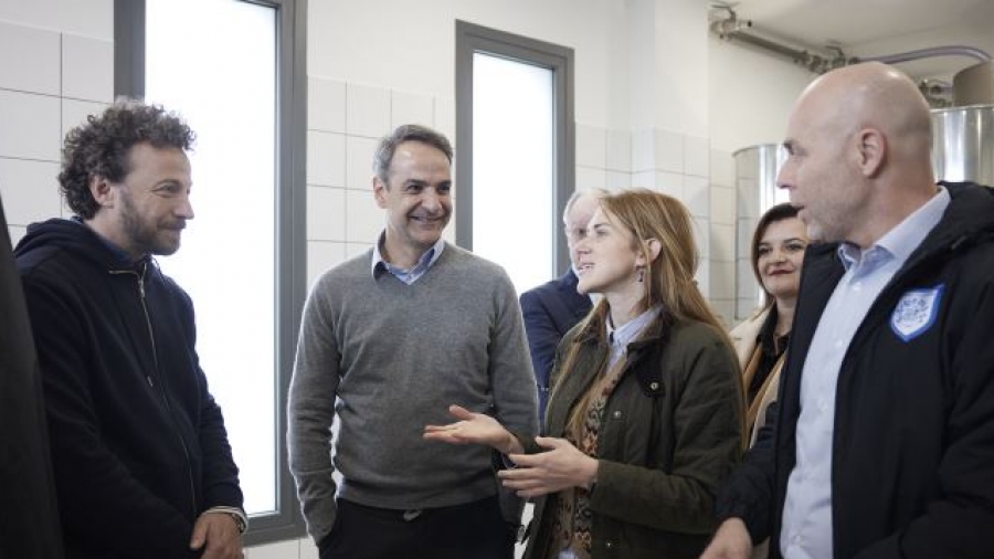 Ιωάννινα: Σε παραγωγικές και τεχνολογικές μονάδες ο Μητσοτάκης - Συνομίλησε με καταστηματάρχες και πολίτες στο κέντρο της πόλης