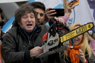 Milei (πρόεδρος Αργεντινής): Το αλυσοπρίονό μου δουλεύει τέλεια – Μόνο ο καπιταλισμός και η δουλειά θα σας σώσουν από τη φτώχεια