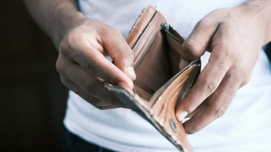 Σε οικονομική ασφυξία τα ελληνικά νοικοκυριά - Το εισόδημα εξαντλείται στις 18 του μήνα