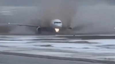 Τον τρόμο έζησαν 179 επιβάτες στη Λιθουανία – Το αεροπλάνο έφυγε από τον διάδρομο λόγω πάγου και έπεσε σε λάσπες