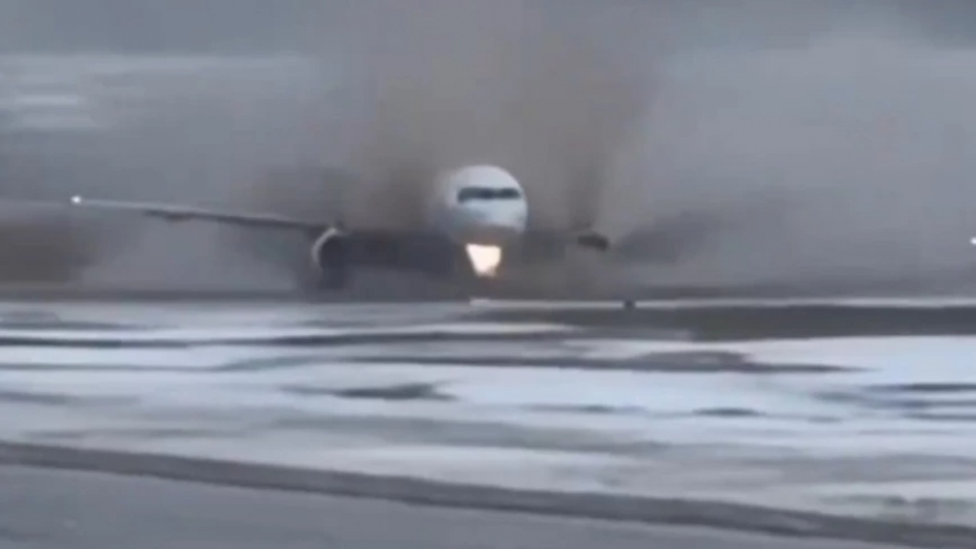 Τον τρόμο έζησαν 179 επιβάτες στη Λιθουανία – Το αεροπλάνο έφυγε από τον διάδρομο λόγω πάγου και έπεσε σε λάσπες