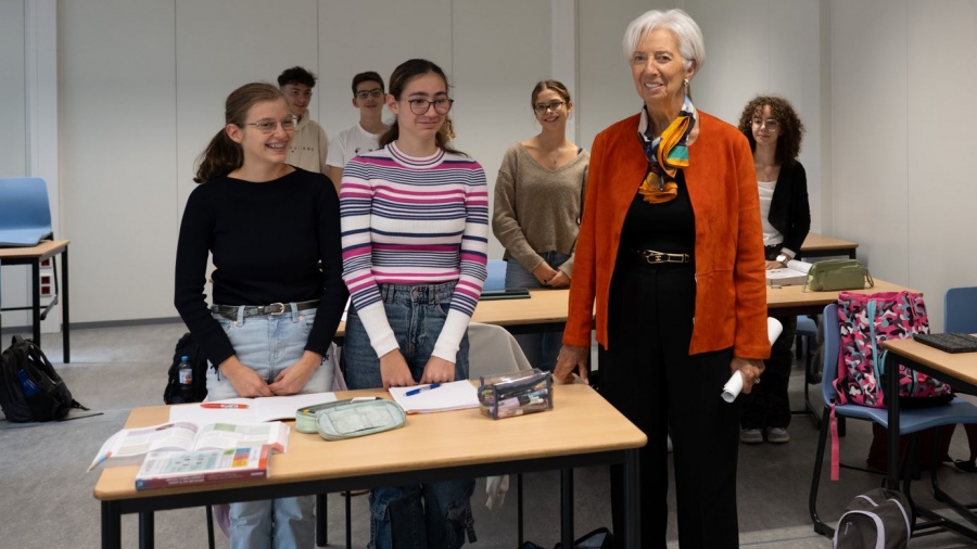 Σε... κοντέινερ τα μαθήματα του Ευρωπαϊκού Σχολείου Φρανκφούρτης - Έξαλλη η Lagarde: Είναι ντροπιαστικό