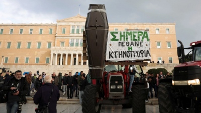 Το ... φέρετρο που σήκωσαν οι αγρότες μπροστά από τη Βουλή - «Σήμερα πέθανε η κτηνοτροφία»