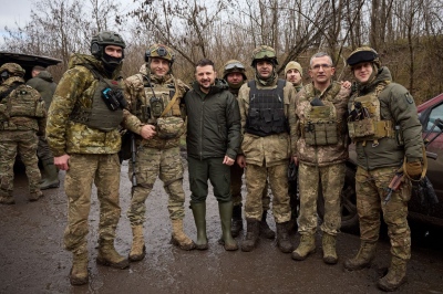 Στο μέτωπο του Rabotino o Zelensky: Δύσκολη και κρίσιμη αποστολή για τους Ουκρανούς στρατιώτες