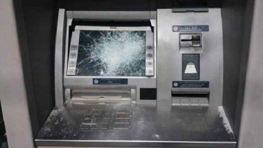 Επιθέσεις σε 5 τράπεζες στην Αττική - Άγνωστοι κατέστρεψαν τα ΑΤΜ