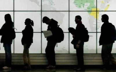 Η Ελλάδα γυρίζει την πλάτη στο μέλλον, δηλαδή στους νέους