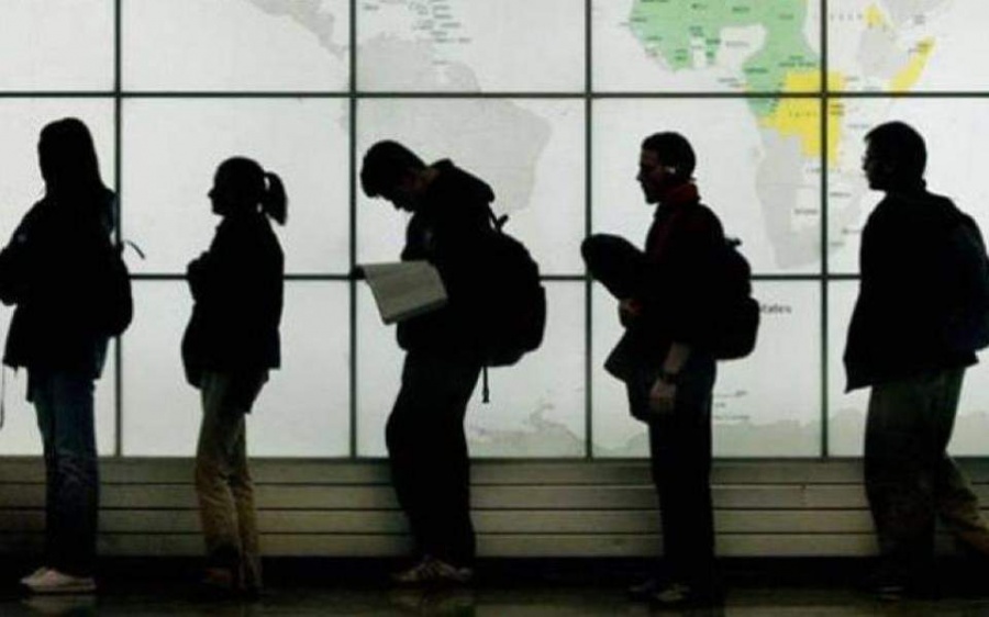 Η Ελλάδα γυρίζει την πλάτη στο μέλλον, δηλαδή στους νέους