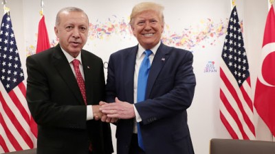 Trump αποθεώνει Erdogan: Ισχυρός, παγκόσμιος σκακιστής και ακούει… μόνο εμένα
