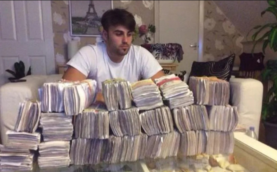 Παντού ίδιοι είναι - Αλβανός drug dealer φωτογραφίζεται με 250.000 λίρες σε μετρητά και ζητάει άσυλο από το Ηνωμένο Βασίλειο