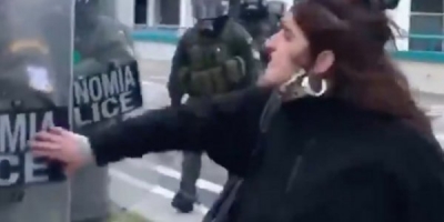 Χαμός στο Twitter με την φοιτήτρια του ΑΠΘ που φώναξε σε άνδρα των ΜΑΤ: «Δείρε με ρε!»