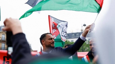 Γαλλία: Αριστερός βουλευτής ύψωσε την σημαία της Παλαιστίνης και τον απέβαλαν από το κοινοβούλιο – Η θέση του για τη Hamas