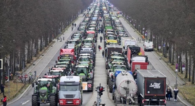 Οργή αγροτών στην Πολωνία - Άδειασαν στον δρόμο φορτίο ουκρανικών σιτηρών