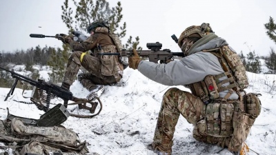 Ανατριχίλα - Ουκρανός στρατιώτης εκτελεί συμπατριώτες του που ήθελαν να παραδοθούν (vid)