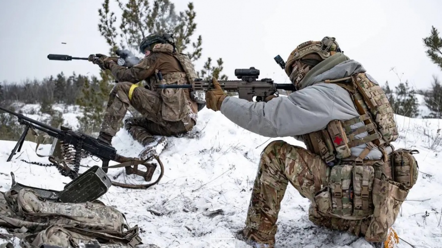 Ανατριχίλα - Ουκρανός στρατιώτης εκτελεί συμπατριώτες του που ήθελαν να παραδοθούν (vid)