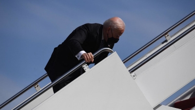 Πάλι Joe; Ο πρόεδρος των ΗΠΑ σκόνταψε στις σκάλες του αεροπλάνου για 2η φορά μέσα σε μια εβδομάδα