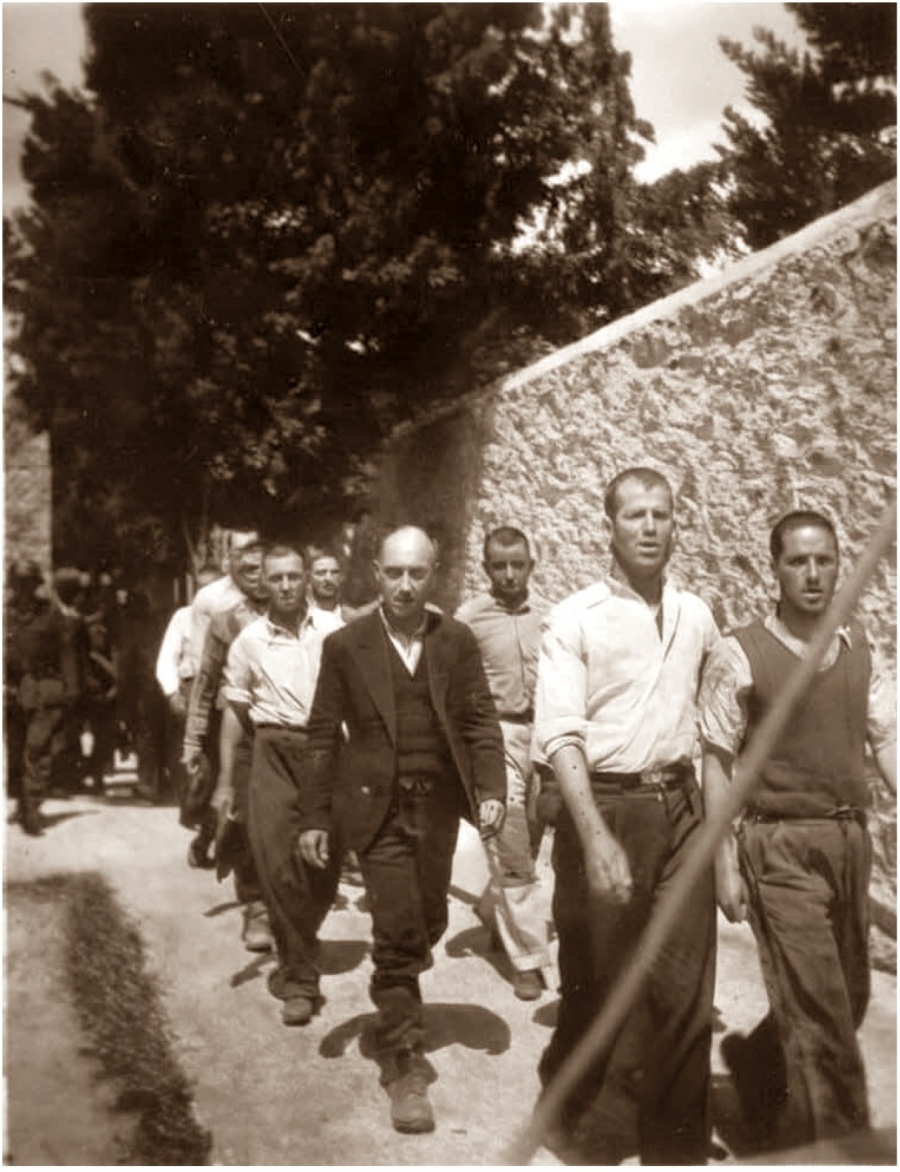 Σάλος με τις φωτογραφίες από την εκτέλεση των 200 στην Καισαριανή – Σταμάτησε η δημοπρασία στο eBay, αντιδράσεις Σάλος με τις φωτογραφίες από την εκτέλεση των 200 στην Καισαριανή – Σταμάτησε η δημοπρασία στο eBay, αντιδράσεις