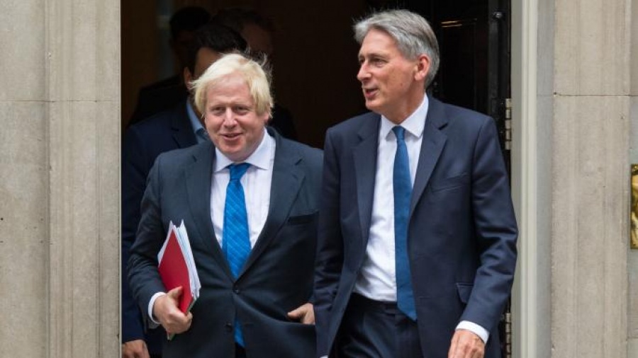 Μπαράζ υπουργικών παραιτήσεων απειλεί τα σχέδια του Boris Johnson για το Brexit